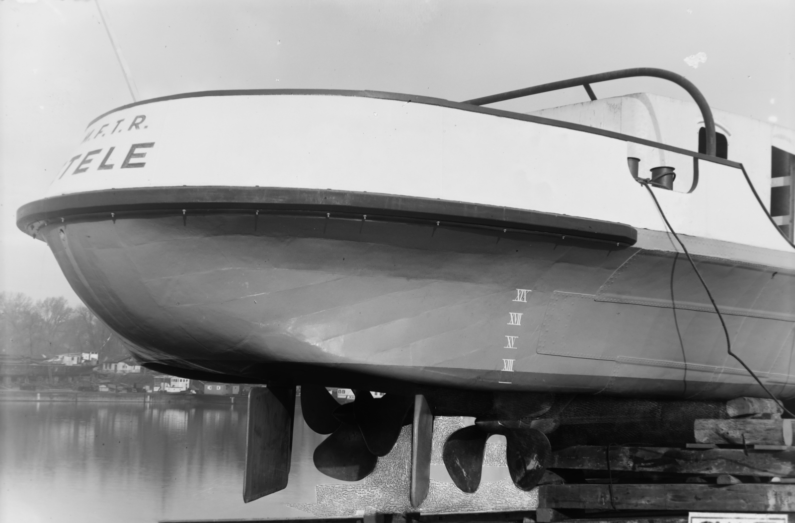 Hungary, »MFTR ETELE (1937) áruszállító csavaros motorhajó (paklishajó) a sólyán /tatja, hajócsavarok/.« Leltári jelzet: MMKM TFGY 2017.1.241., 1937, Magyar Műszaki és Közlekedési Múzeum / Történeti Fényképek Gyűjteménye / Ganz gyűjtemény, latin sign, Roman numerals, propeller, Fortepan #123120