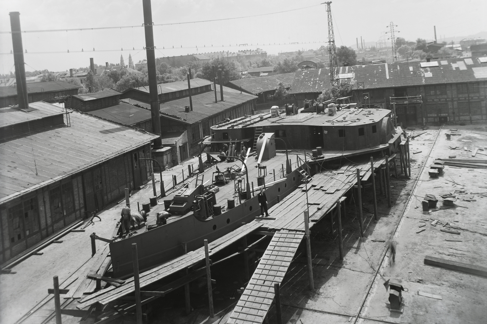 Magyarország, Budapest XIII., Újpesti-öböl, Ganz és Tsa. Villamossági-, Gép-, Waggon- és Hajógyár Rt. sólyája. Az MFTR Baross (1940) vontató, lapátkerekes, dízel-motoros hajó építése. Leltári jelzet: MMKM TFGY 2017.1.475., 1940, Magyar Műszaki és Közlekedési Múzeum / Történeti Fényképek Gyűjteménye / Ganz gyűjtemény, Budapest, Fortepan #123128