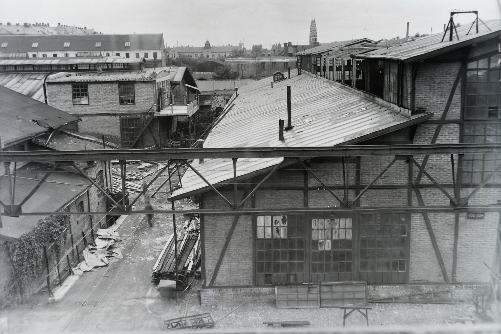 Hungary, Budapest XIII., Váci út, Ganz és Tsa. Villamossági-, Gép-, Waggon- és Hajógyár Rt. A háttérben középen a Madarász utcai Gyermekkórház tornyos épülete, jobbra a Szent Mihály-templom tornyai látszanak. Leltári jelzet: MMKM TFGY 2017.1.80., 1937, Magyar Műszaki és Közlekedési Múzeum / Történeti Fényképek Gyűjteménye / Ganz gyűjtemény, Budapest, Fortepan #123129