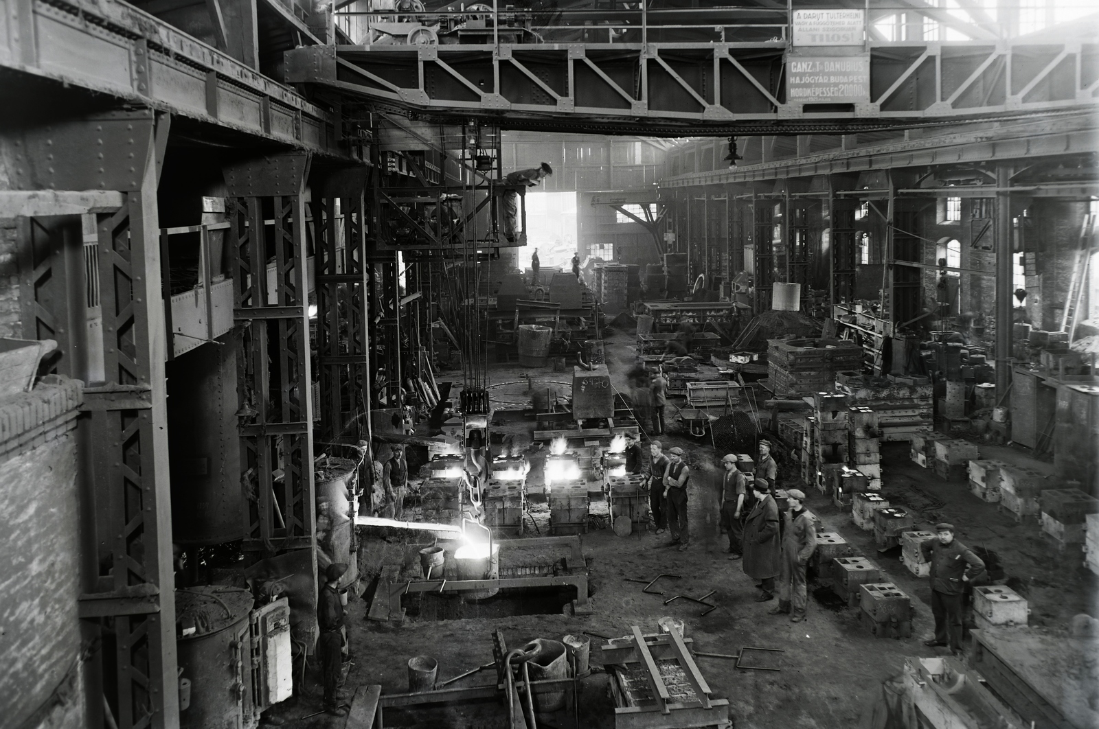 Hungary, Budapest XIII., Váci út, Ganz és Tsa. Villamossági-, Gép-, Waggon- és Hajógyár Rt. öntőcsarnoka. Leltári jelzet: MMKM TFGY 2017.1.8., 1936, Magyar Műszaki és Közlekedési Múzeum / Történeti Fényképek Gyűjteménye / Ganz gyűjtemény, workplace, factory, genre painting, worker, industry, Budapest, Fortepan #123141