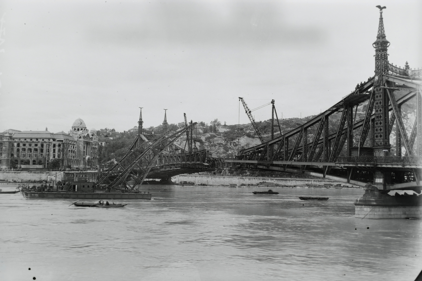 Hungary, »A Szabadság híd részét beemeli a JÓZSEF ATTILA (1945) és az ADY ENDRE (1946) úszódaru.« Leltári jelzet: MMKM TFGY 2017.1.1104., 1946, Magyar Műszaki és Közlekedési Múzeum / Történeti Fényképek Gyűjteménye / Ganz gyűjtemény, dredge, Fortepan #123143