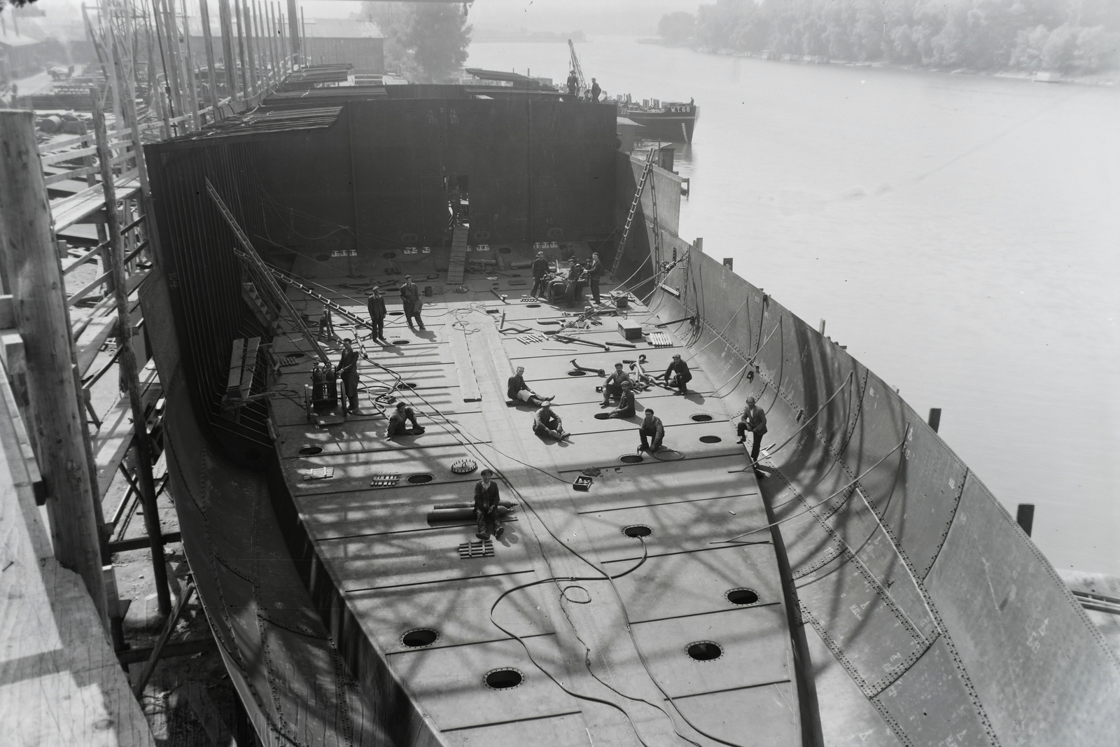 Hungary, Budapest XIII., Újpesti-öböl, Ganz és Tsa. Villamossági-, Gép-, Waggon- és Hajógyár Rt. A Magyar Vitéz (1942) tengeri áruszállító csavaros motorhajó építése. Leltári jelzet: MMKM TFGY 2017.1.616., 1941, Magyar Műszaki és Közlekedési Múzeum / Történeti Fényképek Gyűjteménye / Ganz gyűjtemény, Budapest, Fortepan #123144