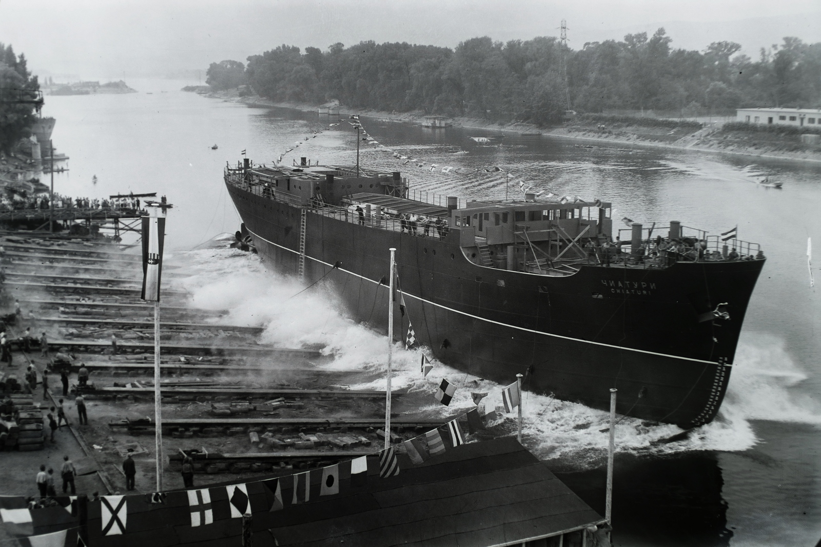 Hungary, »CSIATURI (1947) folyam-tengeri áruszállító csavaros motorhajó vízrebocsájtás ép. szám 1488.« Leltári jelzet: MMKM TFGY 2017.1.1205., 1947, Magyar Műszaki és Közlekedési Múzeum / Történeti Fényképek Gyűjteménye / Ganz gyűjtemény, Cyrillic alphabet, Chiaturi-ship, Fortepan #123146