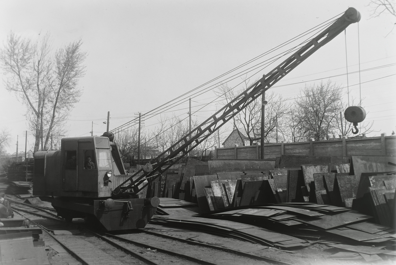 Hungary, »Vasúti teherdaru a gyárban.« Leltári jelzet: MMKM TFGY 2017.1.1298., 1950, Magyar Műszaki és Közlekedési Múzeum / Történeti Fényképek Gyűjteménye / Ganz gyűjtemény, railroad crane, Fortepan #123148