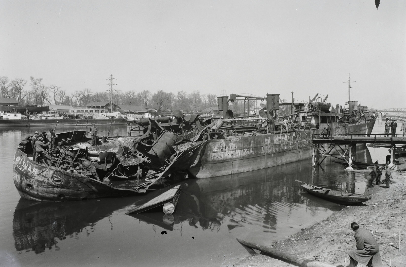 Hungary, Budapest XIII., Újpesti-öböl, Ganz és Tsa. Villamossági-, Gép-, Waggon- és Hajógyár Rt., a DTRT Kolozsvár (1941) Duna-tengeri áruszállító csavaros motorhajó a hajót ért 1943.I.22-i fekete-tengeri kiégés után Budapesten. Leltári jelzet: MMKM TFGY 2017.1.792., 1943, Magyar Műszaki és Közlekedési Múzeum / Történeti Fényképek Gyűjteménye / Ganz gyűjtemény, Budapest, Fortepan #123167