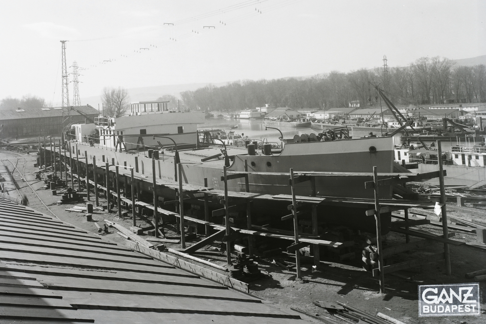 Hungary, Budapest XIII., Újpesti-öböl, Ganz és Tsa. Villamossági-, Gép-, Waggon- és Hajógyár Rt. sólyaterén az épülő MFTR Hunor (1938) áruszállító csavaros motorhajó. Leltári jelzet: MMKM TFGY 2017.1.306., 1938, Magyar Műszaki és Közlekedési Múzeum / Történeti Fényképek Gyűjteménye / Ganz gyűjtemény, Budapest, Ganz-brand, Fortepan #123168