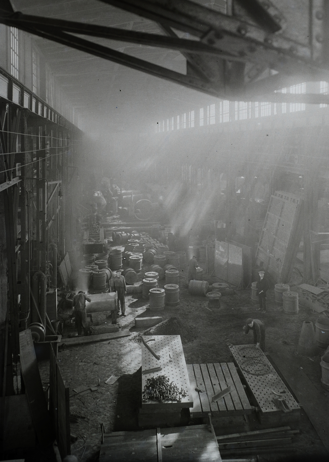 Hungary, Budapest XIII., Váci út, Ganz és Tsa. Villamossági-, Gép-, Waggon- és Hajógyár Rt., műhely az öntőcsarnok mellett. Leltári jelzet: MMKM TFGY 2017.1.17., 1936, Magyar Műszaki és Közlekedési Múzeum / Történeti Fényképek Gyűjteménye / Ganz gyűjtemény, workplace, factory, genre painting, worker, industry, Budapest, backlight, Fortepan #123185