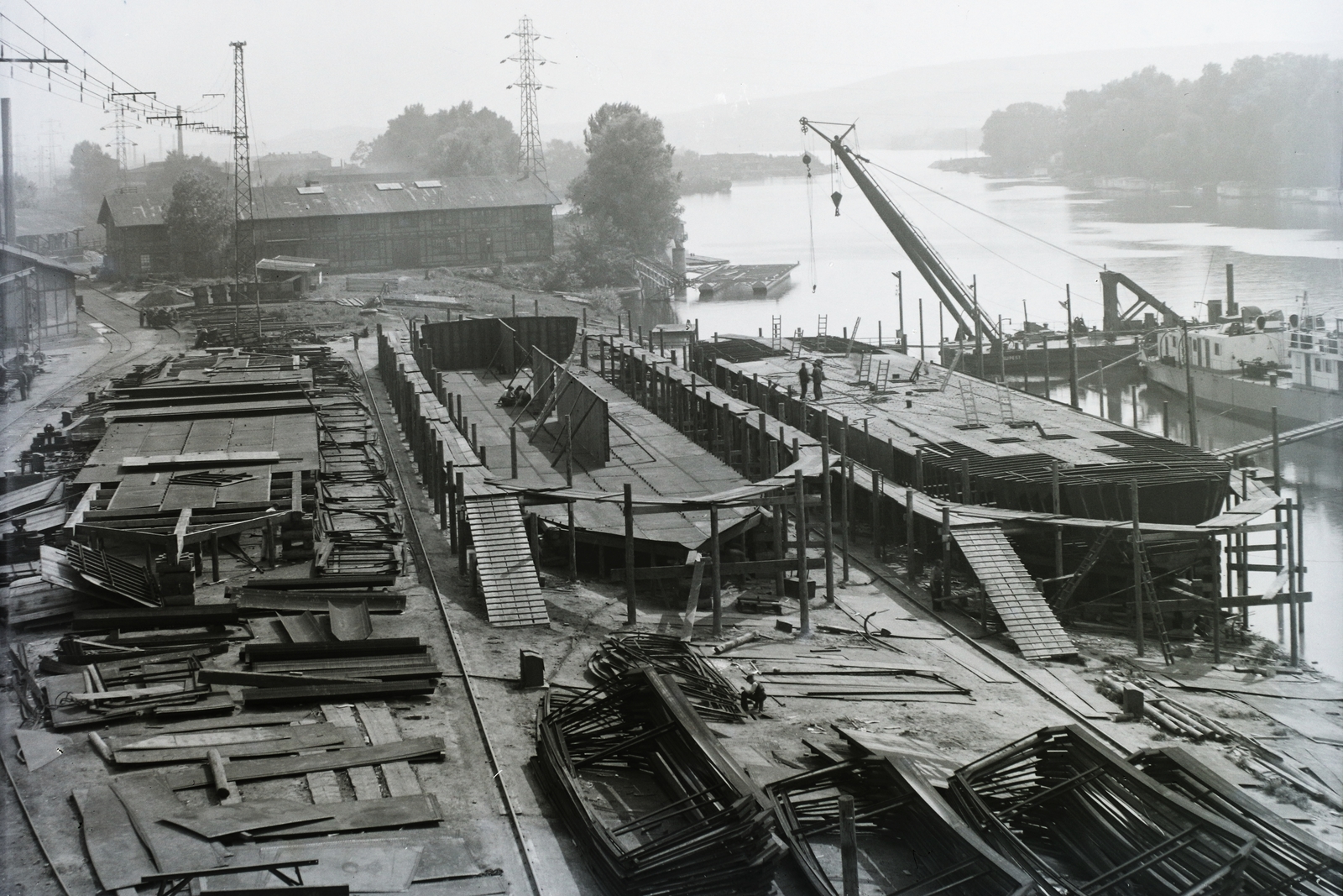 Hungary, »Épülő hajók a sólyán, mellettük ÚJPEST (1906) úszódaru.« Leltári jelzet: MMKM TFGY 2017.1.330., 1938, Magyar Műszaki és Közlekedési Múzeum / Történeti Fényképek Gyűjteménye / Ganz gyűjtemény, dredge, Fortepan #123195