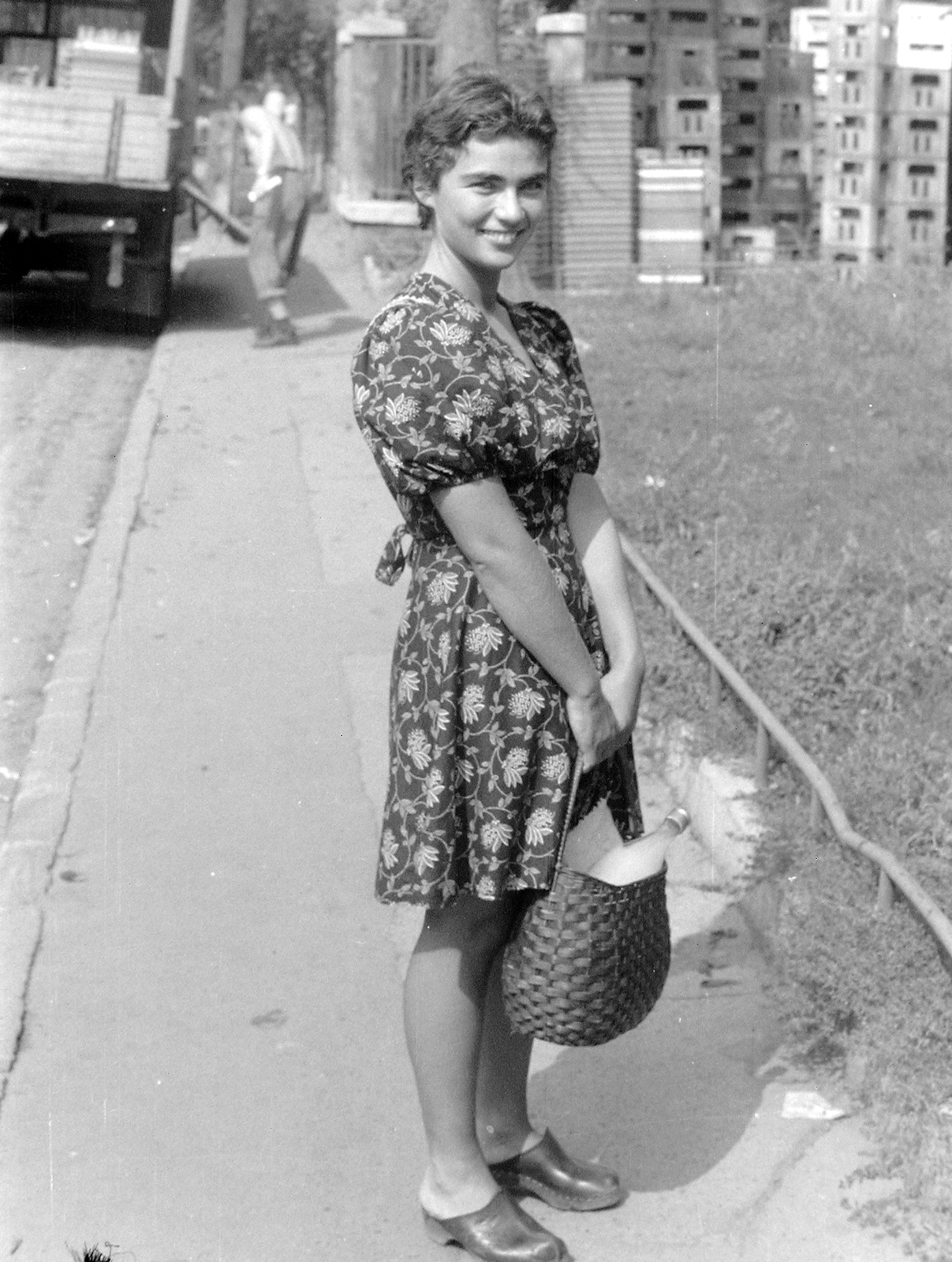 Hungary, Budapest II., Budagyöngye, Szilágyi Erzsébet fasor., 1974, G K, woman, handbag, lady, Budapest, summer dresses, clogs, Fortepan #12321