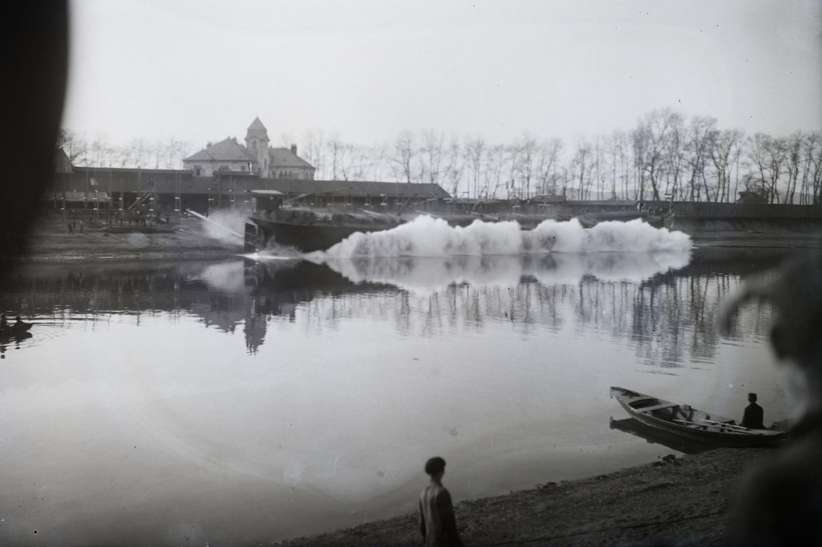 Hungary, Budapest IV., Újpesti-öböl, háttérben a Népszigeten az Ister Magyar Vízmű Rt. Újpest Vízművek lakóháza. Uszály vízre bocsátása. Leltári jelzet: MMKM TFGY 2017.2.3., 1935, Magyar Műszaki és Közlekedési Múzeum / Történeti Fényképek Gyűjteménye / Óbudai Hajógyár gyűjteménye, barge, Budapest, Fortepan #123230