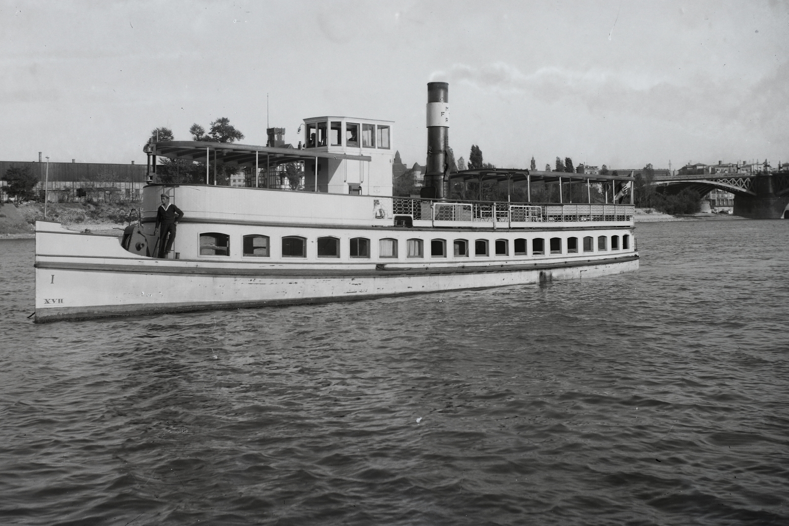 Magyarország, Budapest, MFTR I. sz. (1918) átkelő gőzhajó a Dunán, háttérben a Margit-szigeten a Magyar Atlétikai Club klubháza. Jobbra a Margit híd. Leltári jelzet: MMKM TFGY 2017.2.27., 1930, Magyar Műszaki és Közlekedési Múzeum / Történeti Fényképek Gyűjteménye / Óbudai Hajógyár gyűjteménye, Fortepan #123243