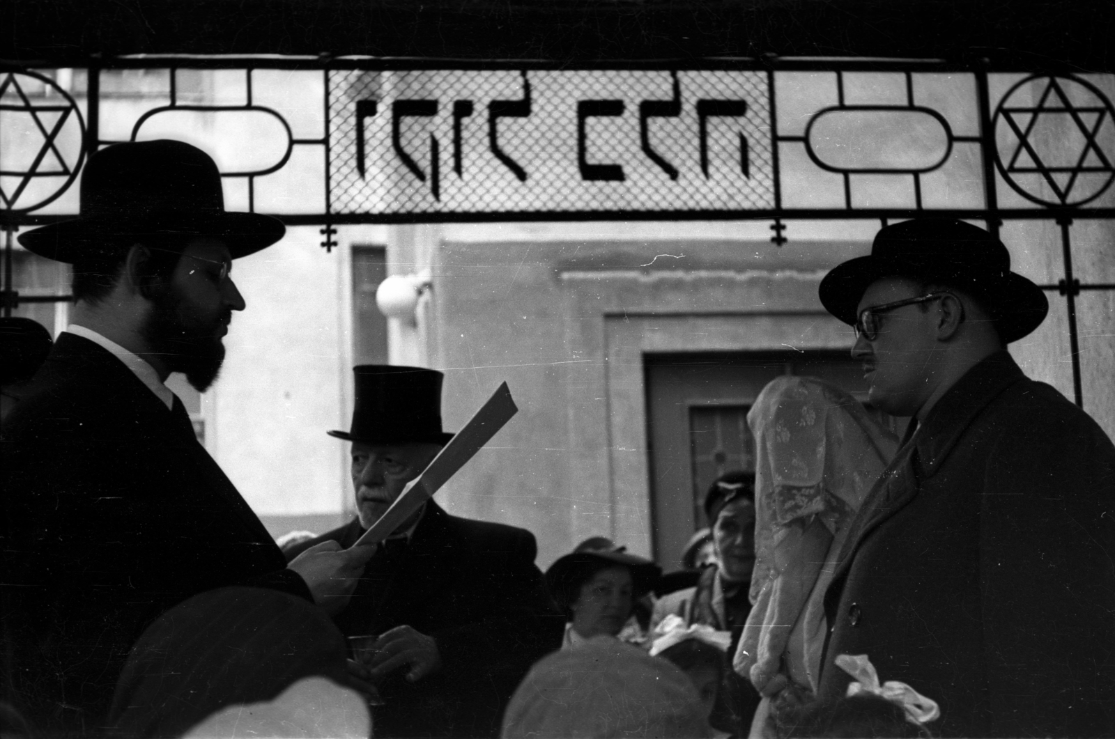 Hungary, Budapest VII., a Kazinczy utcai orthodox központ udvara, hüpe (menyegzői baldachin) a zsinagógánál., 1950, Hámori Gyula, judaism, Budapest, chuppah, wedding ceremony, top hat, Fortepan #123263