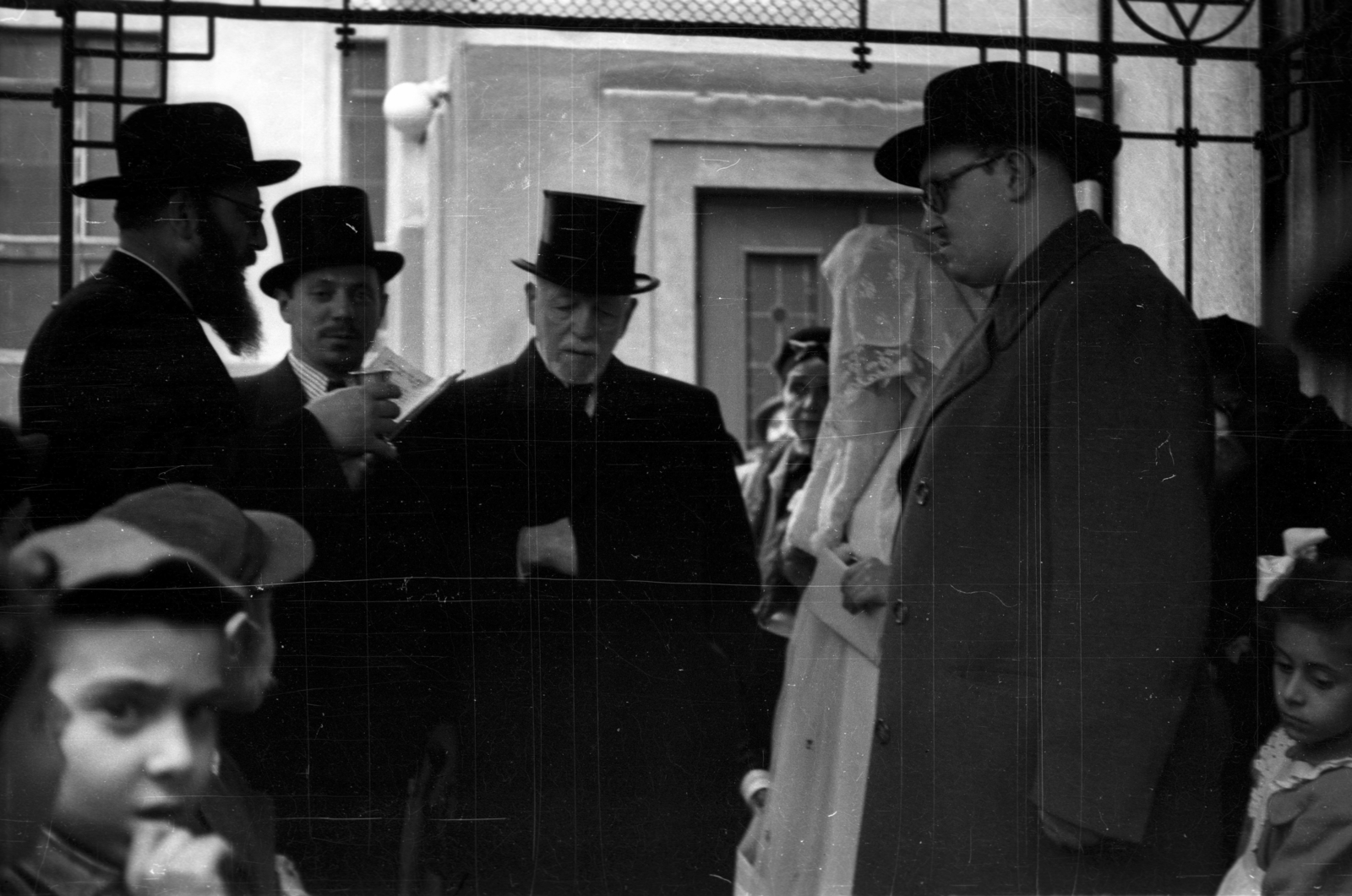 Hungary, Budapest VII., a Kazinczy utcai orthodox központ udvara, hüpe (menyegzői baldachin) a zsinagógánál., 1950, Hámori Gyula, judaism, Budapest, chuppah, wedding ceremony, peeking, top hat, Fortepan #123264