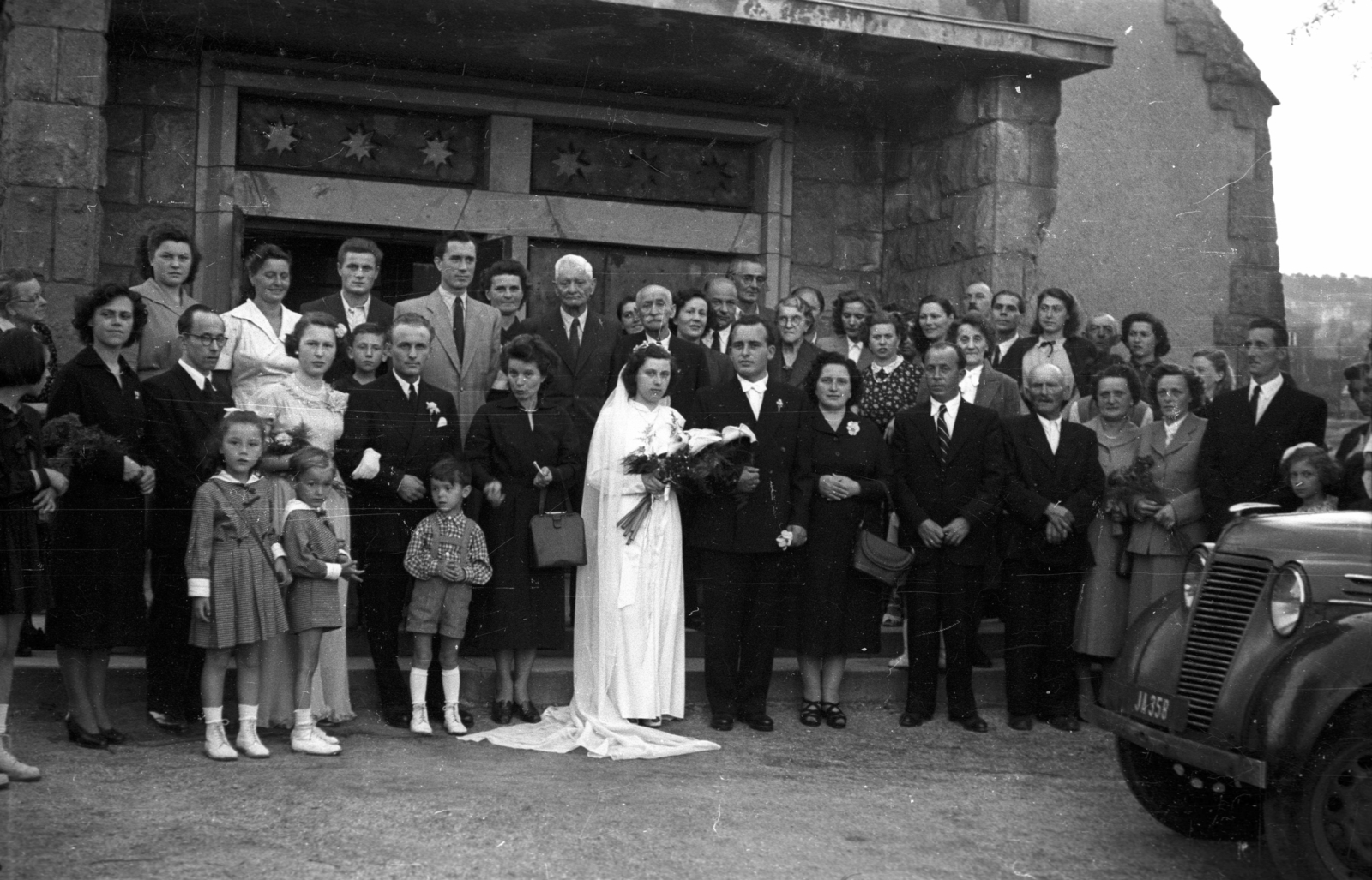 Hungary, Budapest XII., a felvétel a mai Apor Vilmos téren a Felső-Krisztinavárosi Keresztelő Szent János-templom előtt készült., 1950, Hámori Gyula, bride, groom, Budapest, tableau, Fortepan #123273
