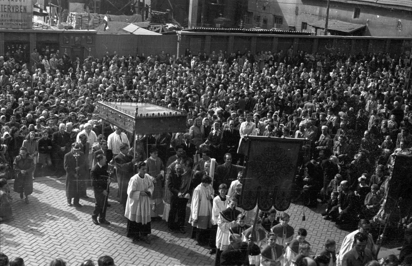 Hungary, Budapest V., Szent István tér, körmenet a Szent István-bazilika előtt. Háttérben a metróépítés üzemi területe., 1951, Hámori Gyula, flag, procession, Budapest, Fortepan #123277