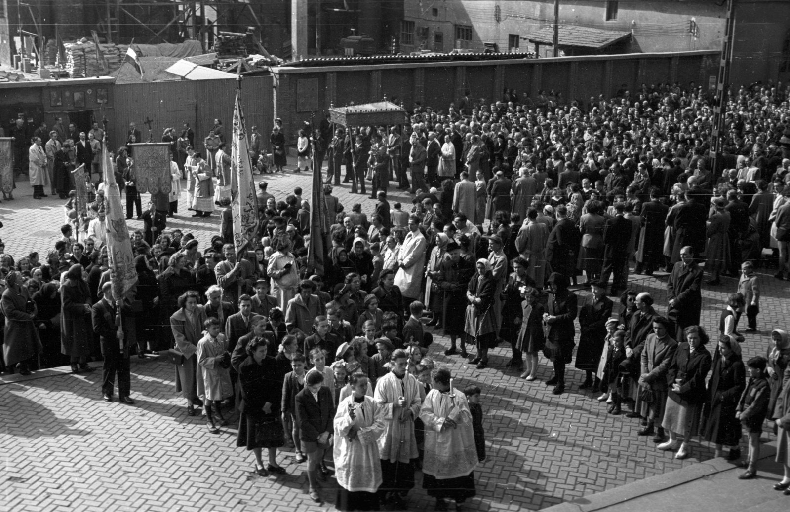 Hungary, Budapest V., Szent István tér, körmenet a Szent István-bazilika előtt. Háttérben a metróépítés üzemi területe., 1951, Hámori Gyula, procession, Budapest, Fortepan #123279