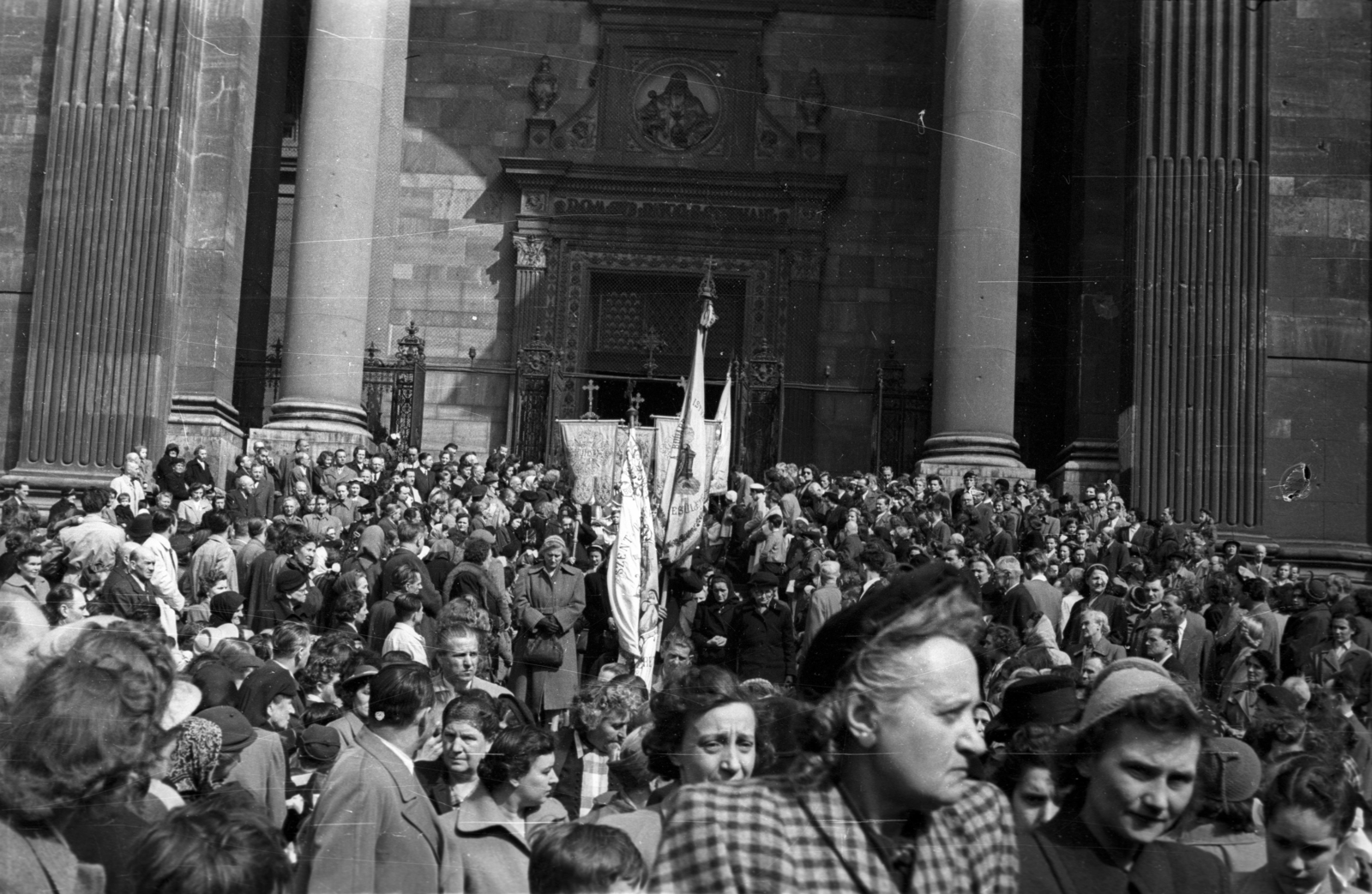 Hungary, Budapest V., Szent István tér, körmenet a Szent István-bazilika előtt., 1951, Hámori Gyula, flag, procession, Budapest, Fortepan #123283