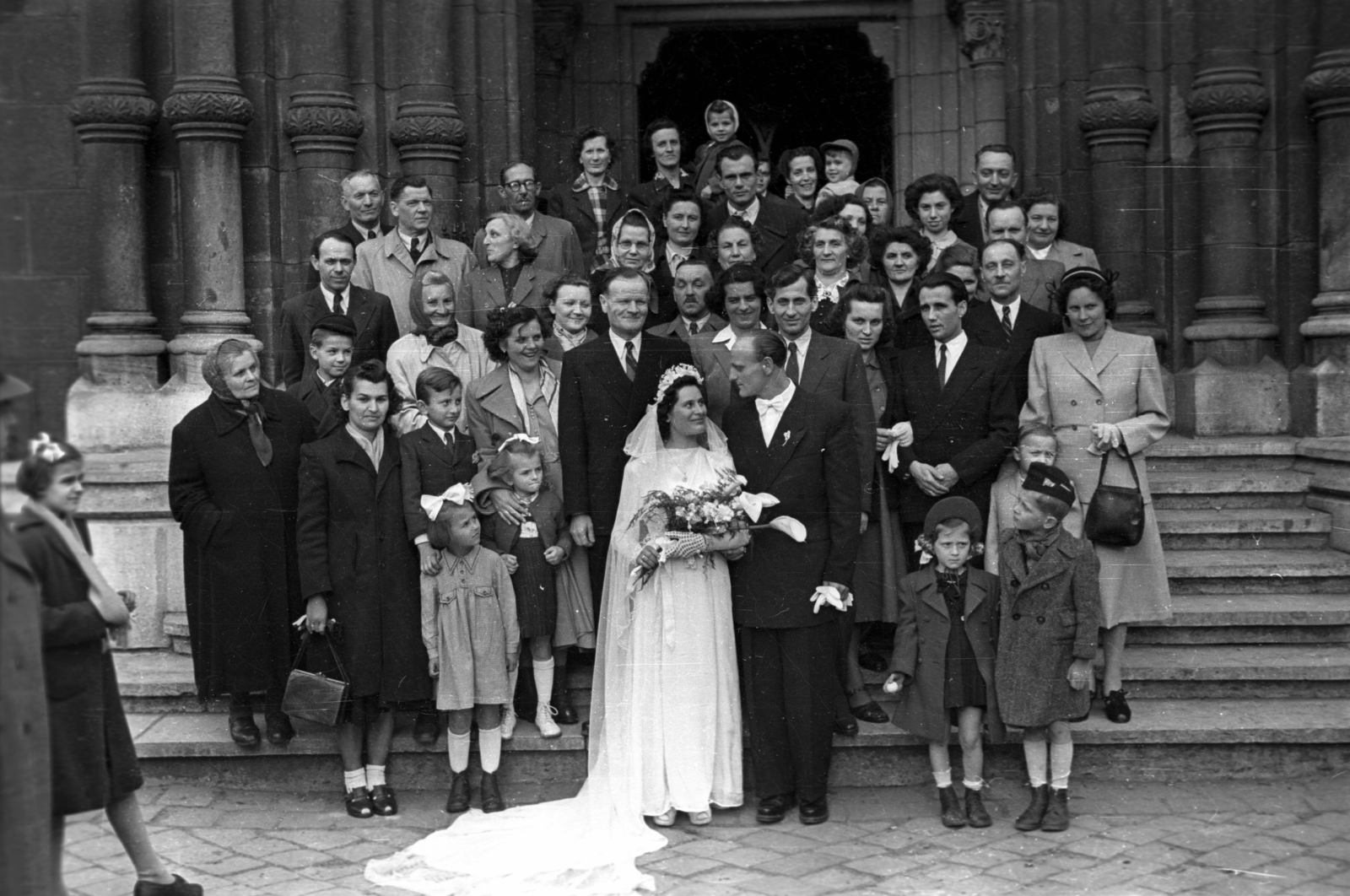 Hungary, Budapest IX., Bakáts tér, a felvétel az Assisi Szent Ferenc-templom előtt készült., 1951, Hámori Gyula, wedding ceremony, bride, groom, Budapest, Fortepan #123284