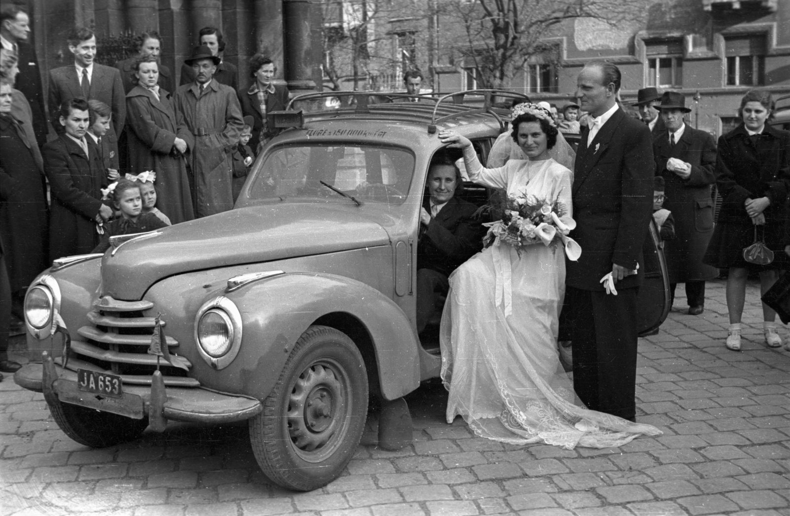Hungary, Budapest IX., Bakáts tér, a felvétel az Assisi Szent Ferenc-templom előtt készült., 1951, Hámori Gyula, bride, groom, Budapest, entering the car, number plate, Fortepan #123286