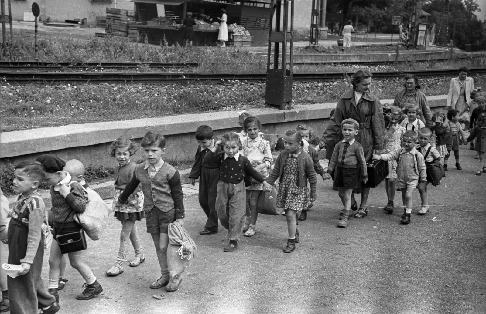 Hungary, Budapest XII., Karthauzi utca, háttérben a Fogaskerekű Svábhegy megállója., 1951, Hámori Gyula, kids, Budapest, hold hands, walk, Fortepan #123293