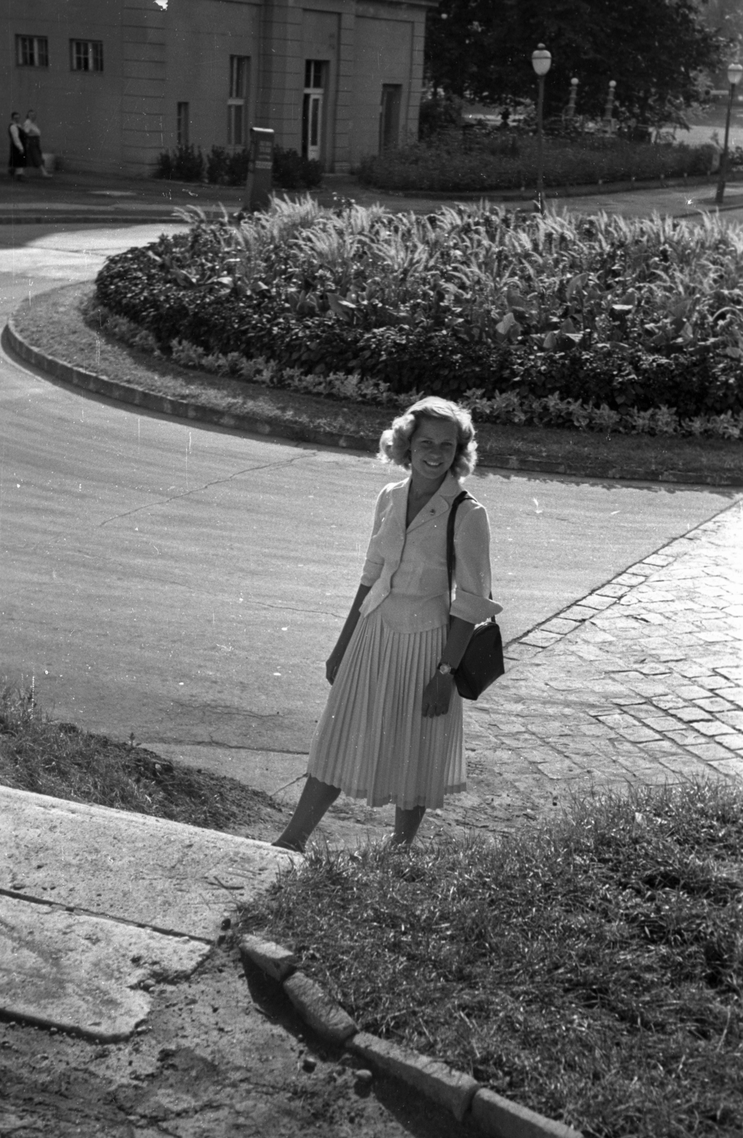 Hungary, Margit Islands, Budapest, a felvétel a Margitszigeti Nagyszálló mellett készült., 1951, Hámori Gyula, shoulder bag, lady, summer, pleated skirt, blouse, Fortepan #123295