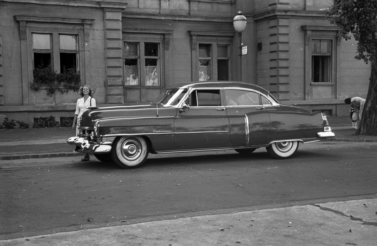 Hungary, Margit Islands, Budapest, Cadillac Fleetwood típusú személygépkocsi a Margitszigeti Nagyszálló mellett., 1951, Hámori Gyula, american brand, Cadillac-brand, Fortepan #123296