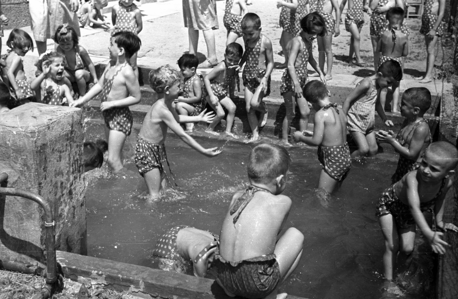 1951, Hámori Gyula, kids, nursery, splashing, bath, Fortepan #123305