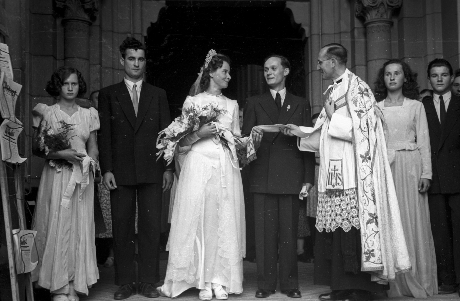 Hungary, Budapest IX., Bakáts tér, a felvétel az Assisi Szent Ferenc-templom előtt készült., 1951, Hámori Gyula, wedding ceremony, bride, groom, Budapest, Fortepan #123311