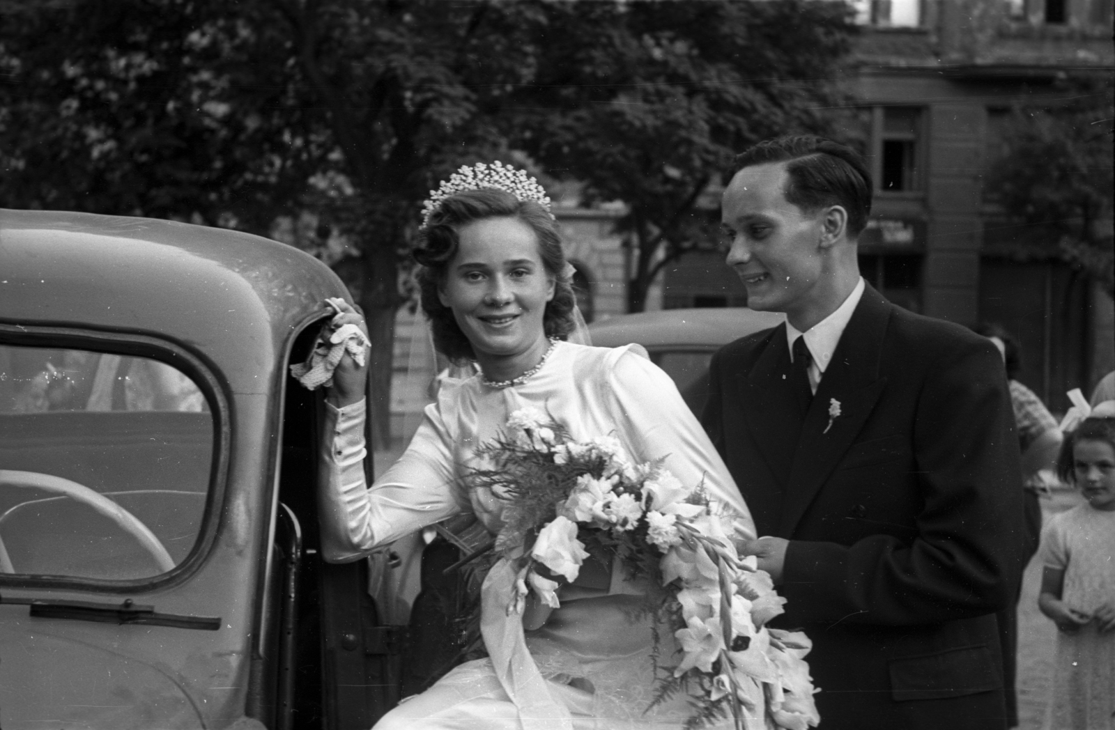 Hungary, Budapest IX., Bakáts tér, a felvétel az Assisi Szent Ferenc-templom előtt készült., 1951, Hámori Gyula, bride, groom, Budapest, Fortepan #123313