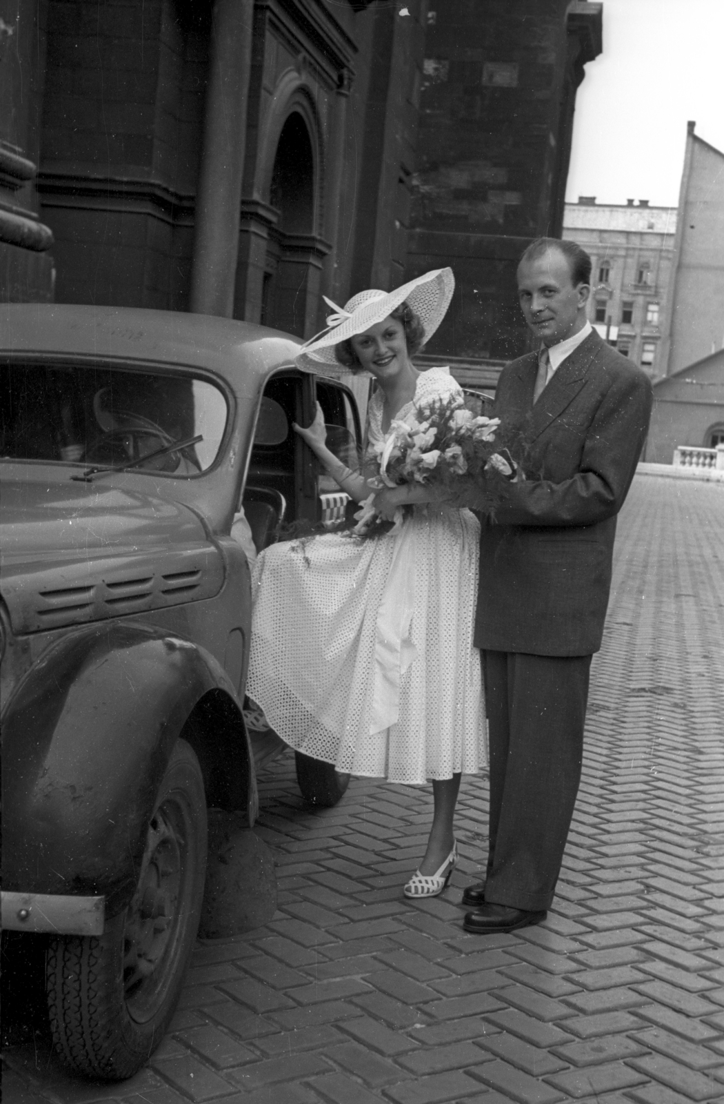 Hungary, Budapest V., Szent István tér, a felvétel a Szent István-bazilika északi oldalbejáratánál készült., 1951, Hámori Gyula, bride, groom, Budapest, Fortepan #123315