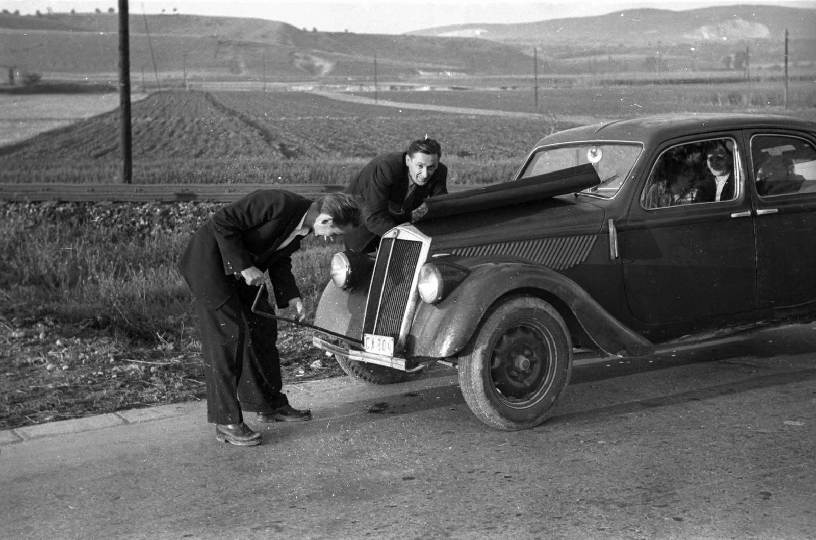 Hungary, Nyergesújfalu, Kossuth Lajos utca (10-es számú főút) a vasúti átjárónál., 1951, Hámori Gyula, automobile, crank, car repair, Fortepan #123318