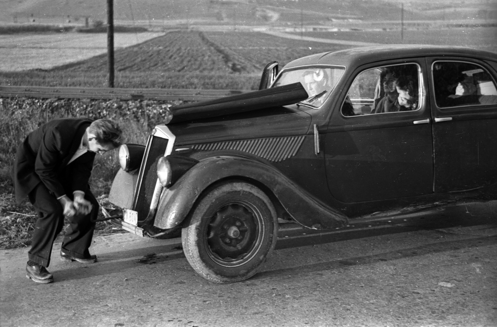 Hungary, Nyergesújfalu, Kossuth Lajos utca (10-es számú főút) a vasúti átjárónál., 1951, Hámori Gyula, waiting, crank, car repair, Fortepan #123320