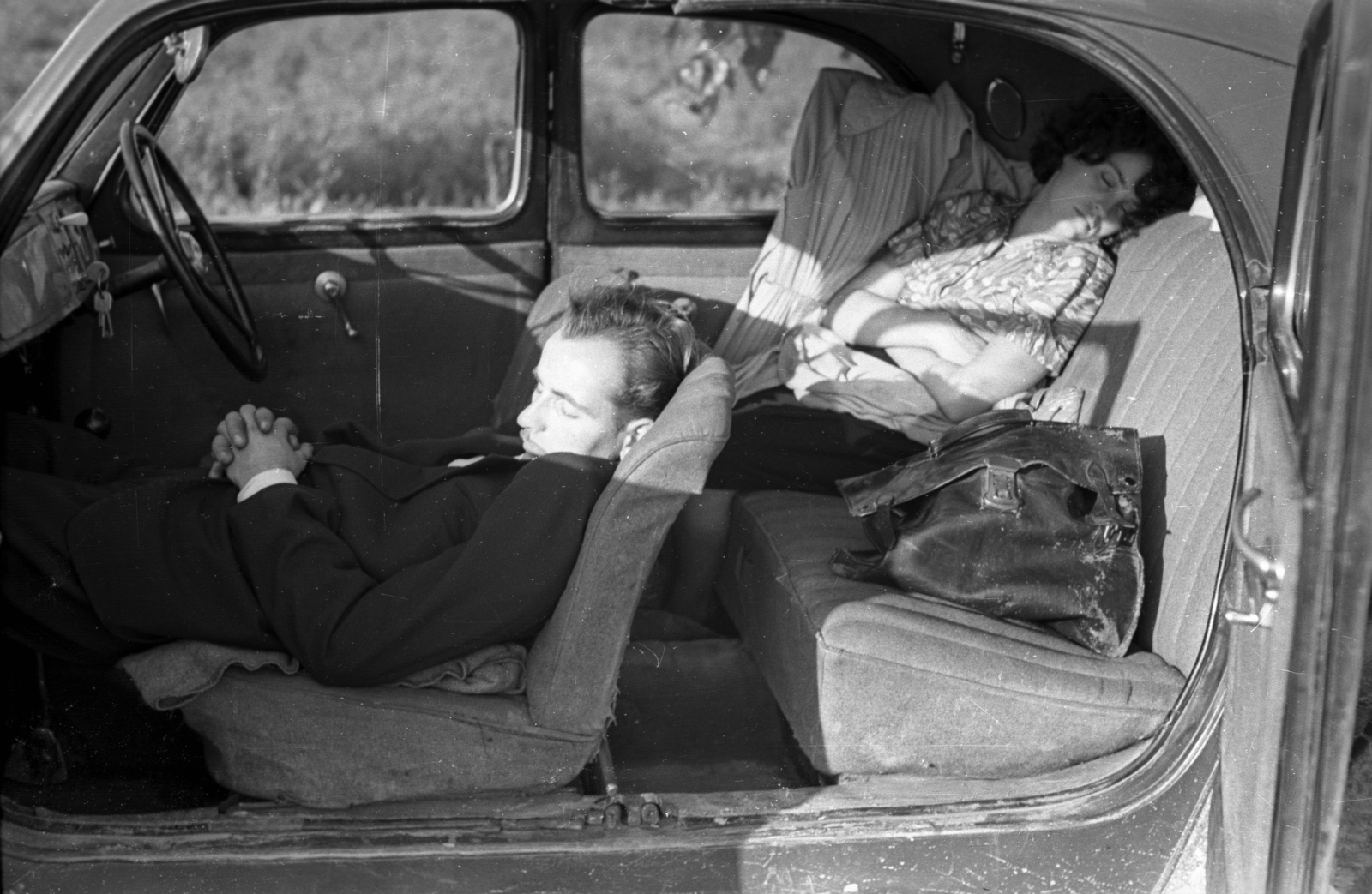 1951, Hámori Gyula, waiting, sleeping, bride, intertwined fingers, groom, vehicle interior, Fortepan #123322