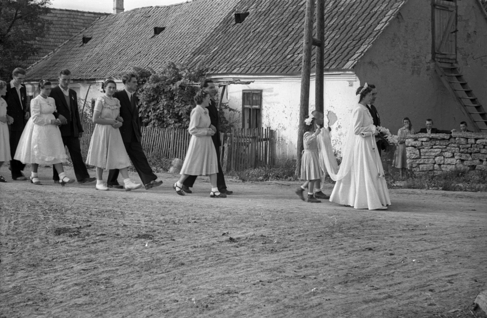 Hungary, Tardos, Rákóczi Ferenc utca a Temető utcánál., 1951, Hámori Gyula, bride, groom, Fortepan #123324