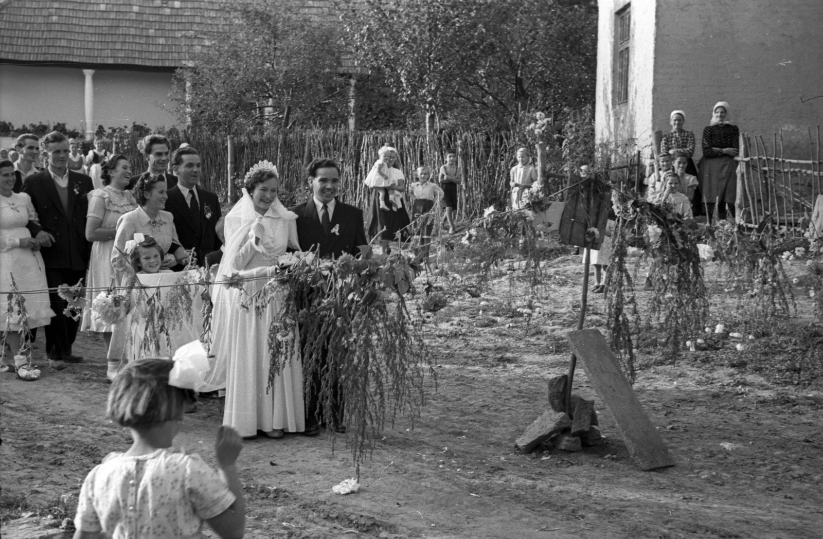 Magyarország, Tardos, Béke utca., 1951, Hámori Gyula, menyasszony, vőlegény, tréfálkozás, népszokás, Fortepan #123329