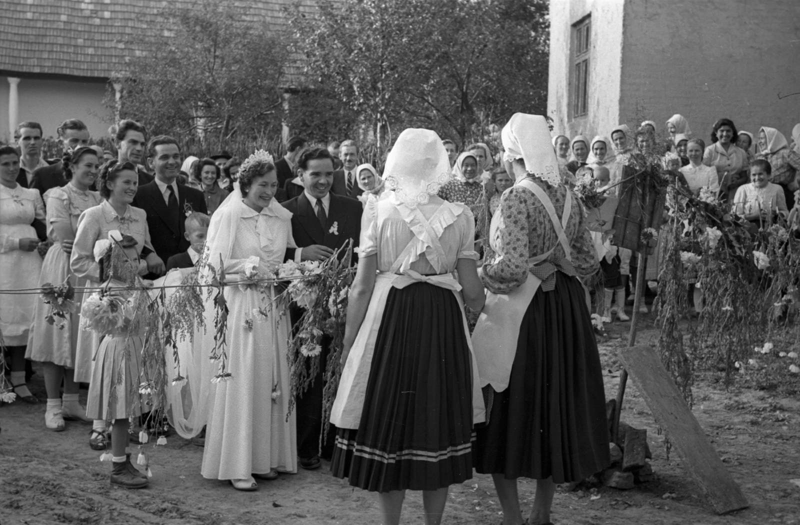 Hungary, Tardos, Béke utca., 1951, Hámori Gyula, bride, groom, folk customs, Fortepan #123330