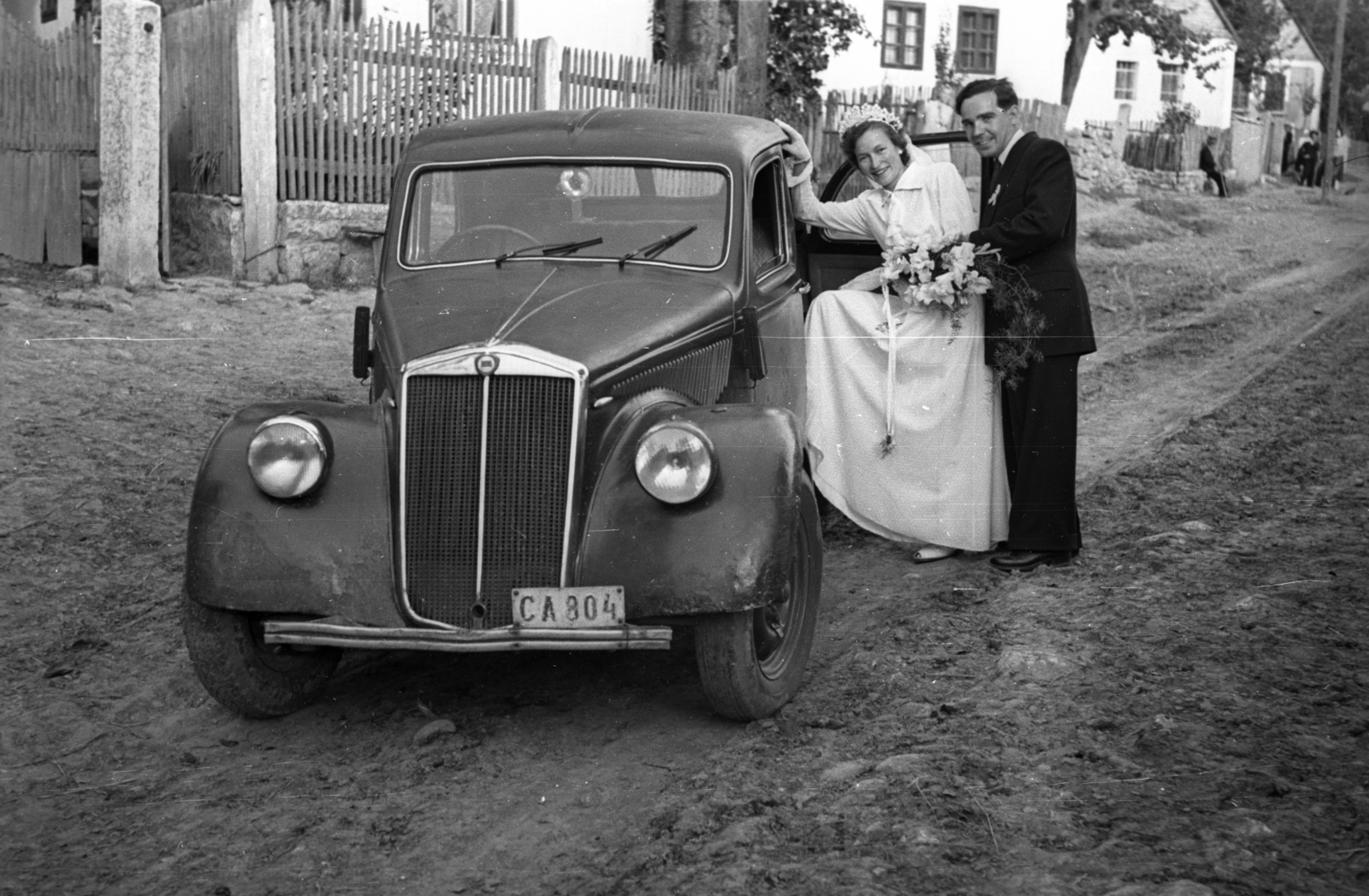 Hungary, Tardos, Béke utca., 1951, Hámori Gyula, bride, groom, dirt road, entering the car, number plate, Fortepan #123332