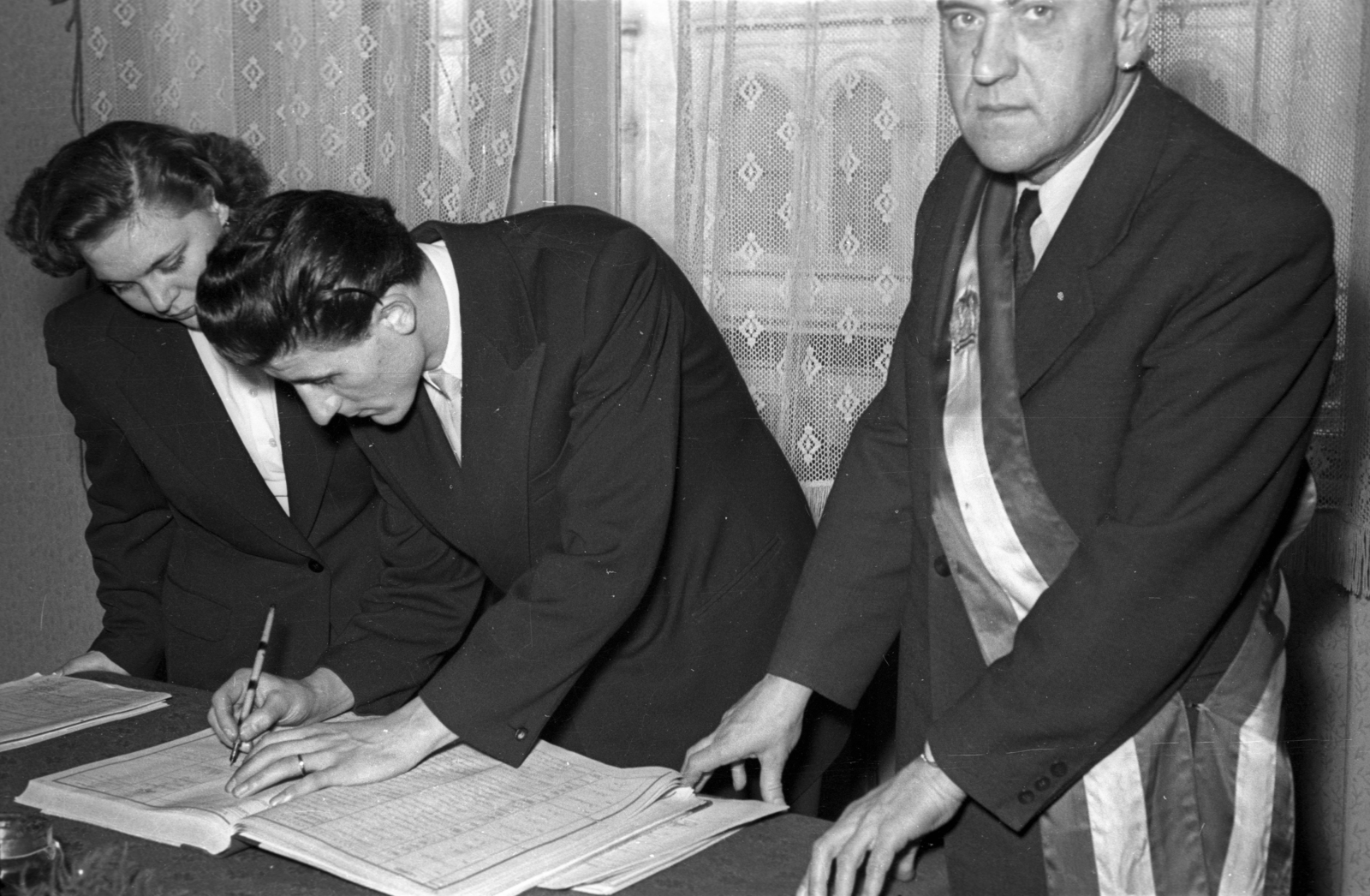 Hungary, Budapest VIII., Baross utca 63-67. Kerületi Tanács (később Polgármesteri Hivatal), a felvétel az Állami Anyakönyvvezetőség házasságkötő termében készült., 1952, Hámori Gyula, registrat, Budapest, Fortepan #123335