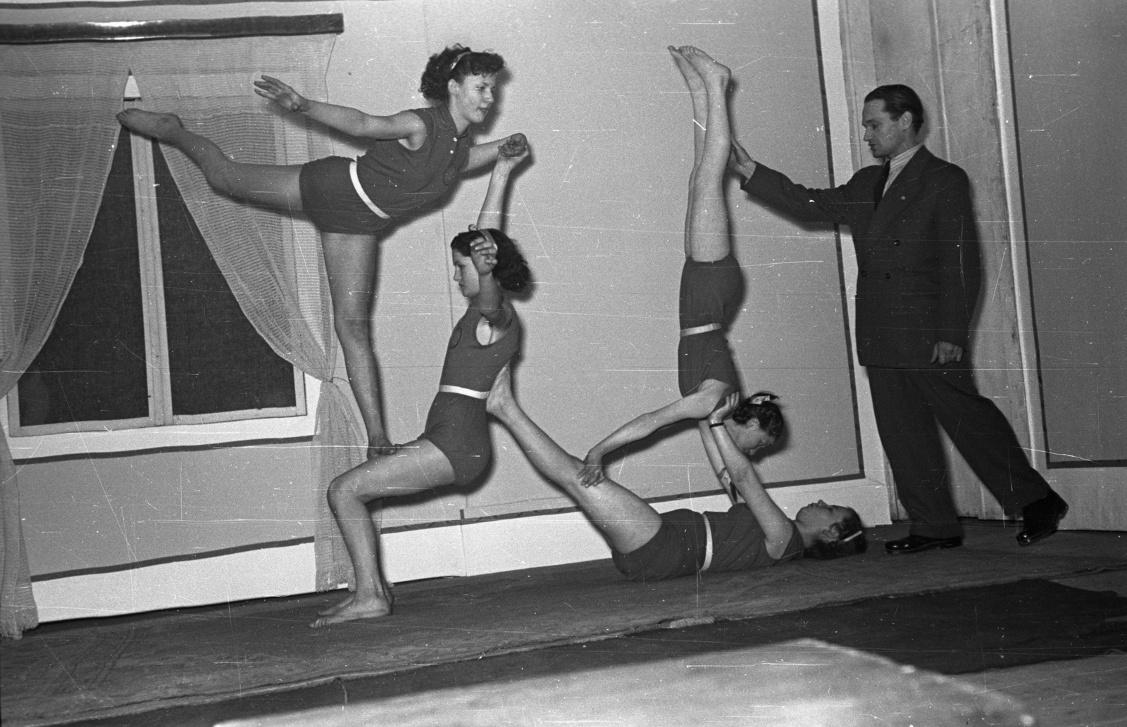 1952, Hámori Gyula, women, gymnast, feat, human pyramid, Fortepan #123343