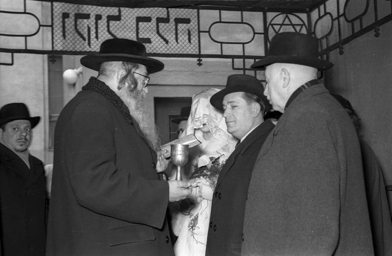 Magyarország, Budapest VII., a Kazinczy utcai orthodox központ udvara, hüpe (menyegzői baldachin) a zsinagógánál., 1952, Hámori Gyula, zsidóság, Budapest, hüpe, Fortepan #123345