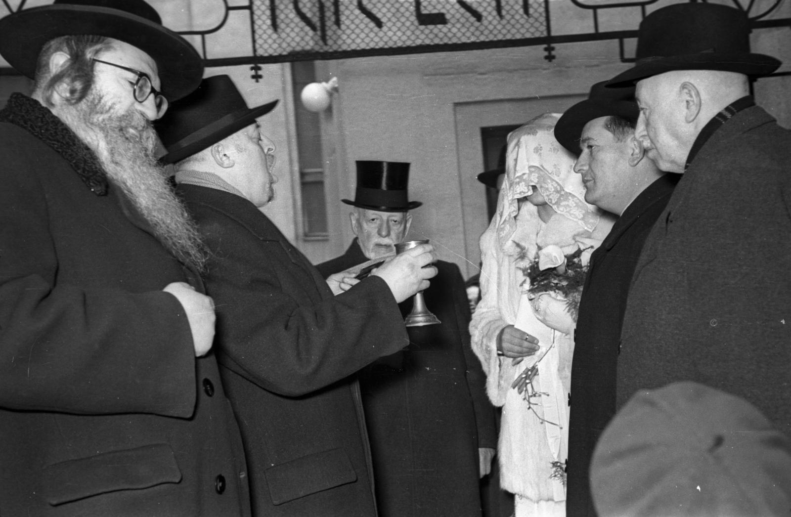 Hungary, Budapest VII., a Kazinczy utcai orthodox központ udvara, hüpe (menyegzői baldachin) a zsinagógánál., 1952, Hámori Gyula, judaism, Budapest, chuppah, Fortepan #123346