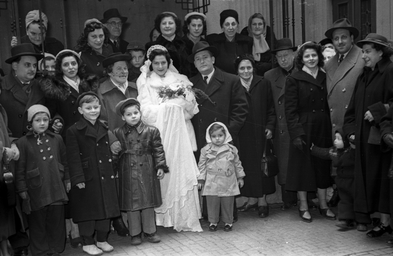 Hungary, Budapest VII., a Kazinczy utcai orthodox központ udvara a zsinagógánál., 1952, Hámori Gyula, Budapest, kids, double-breasted coat, wedding ceremony, Fortepan #123347