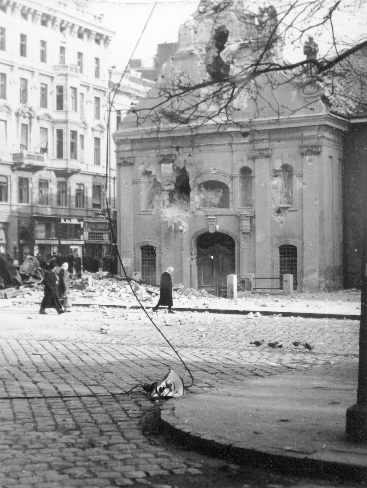 Hungary, Budapest VIII., Szent Rókus kápolna., 1956, Kurutz Márton, church, sunshine, revolution, pedestrian, street view, damaged building, Budapest, Fortepan #12335