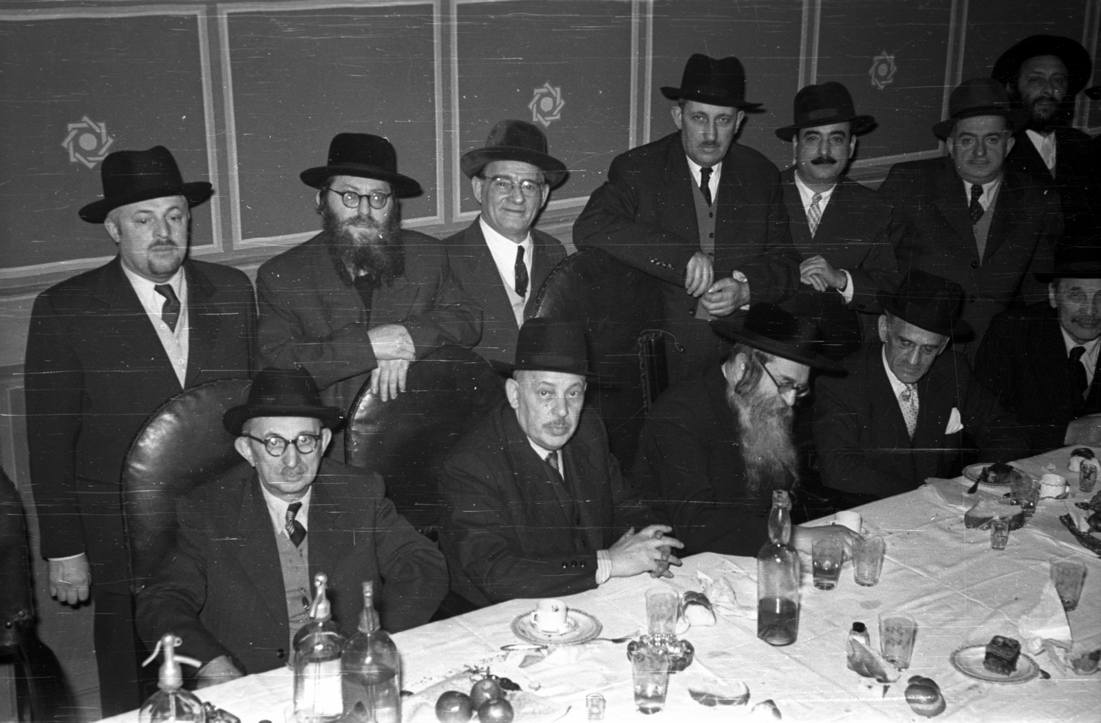 1952, Hámori Gyula, tableau, hat, men, table, glass, soda water bottle, judaism, beard, Fortepan #123350