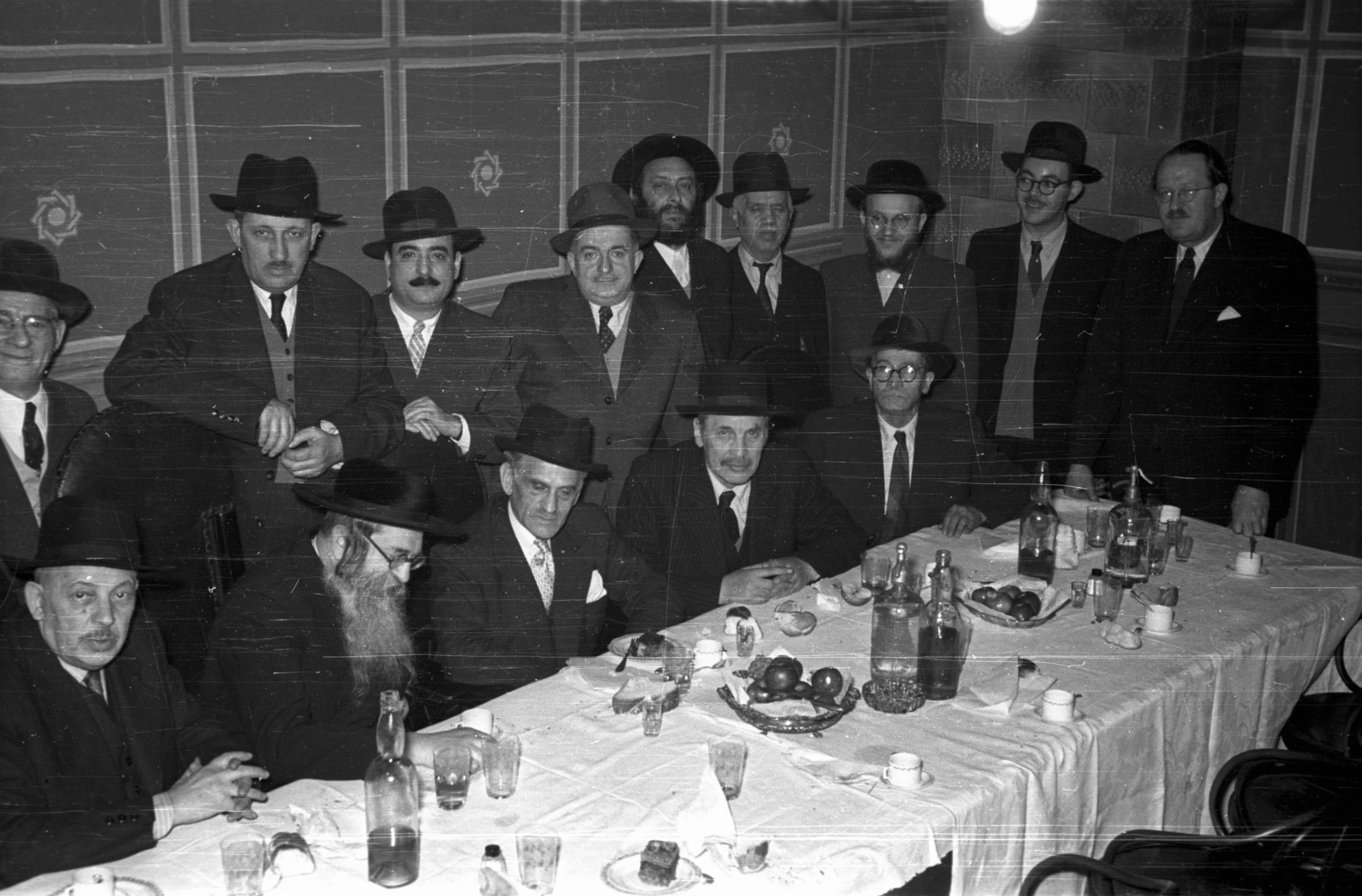 1952, Hámori Gyula, hat, men, table, soda water bottle, judaism, Fortepan #123351
