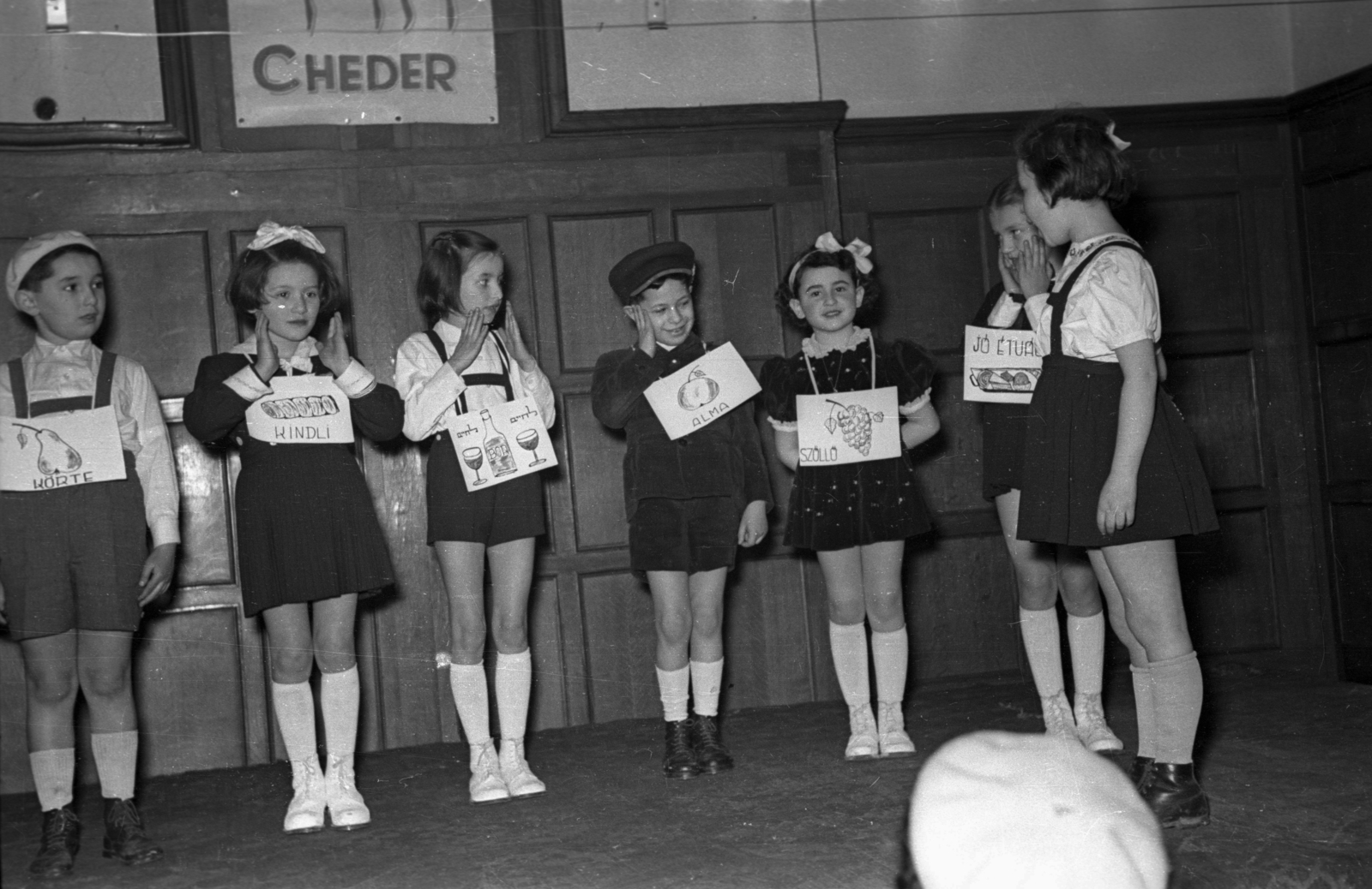 Hungary, Budapest VII., Kazinczy utcai orthodox központ, díszterem., 1952, Hámori Gyula, kids, Budapest, stage, Fortepan #123354