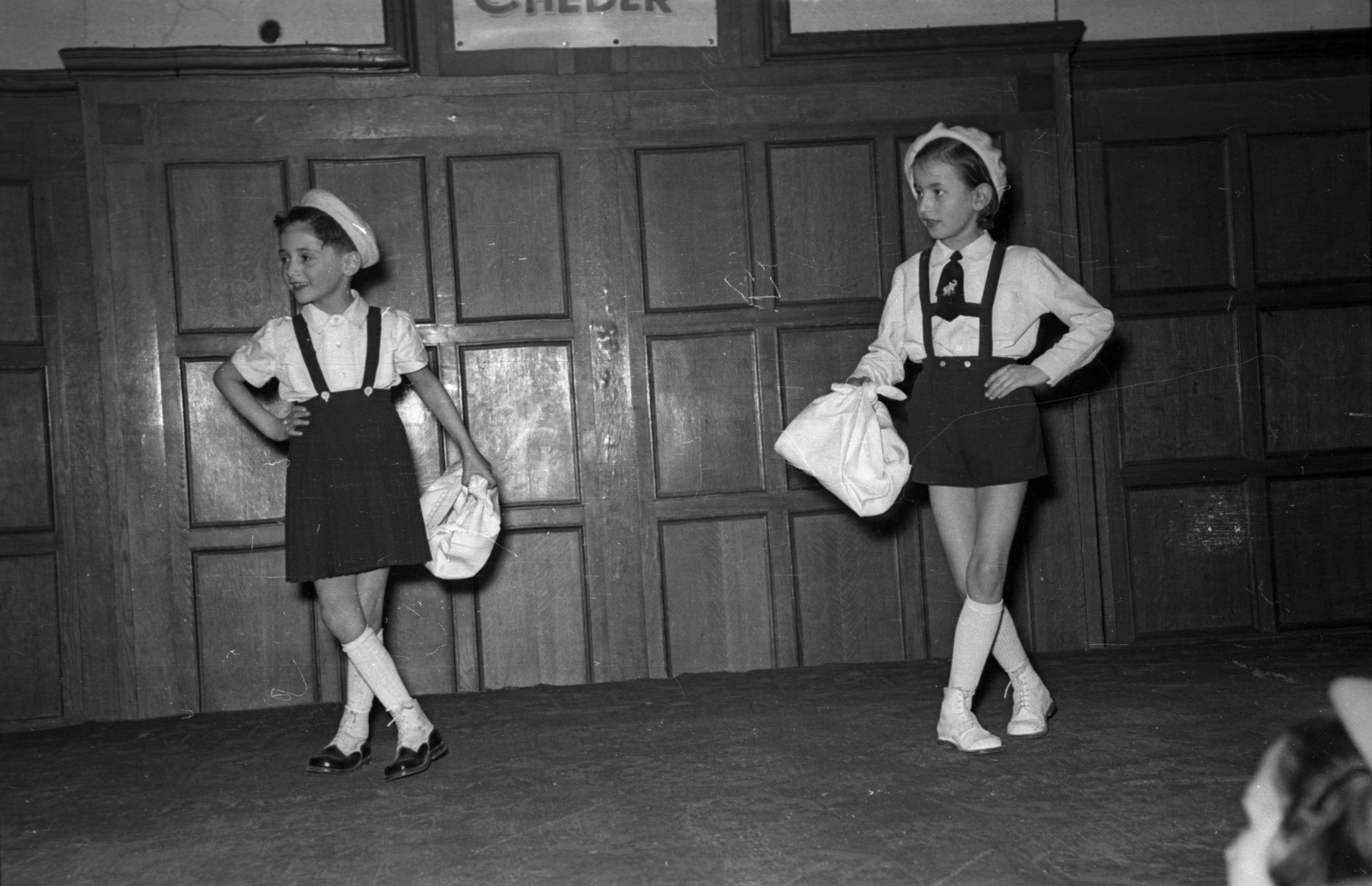 Hungary, Budapest VII., Kazinczy utcai orthodox központ, díszterem., 1952, Hámori Gyula, kids, Budapest, stage, Fortepan #123355