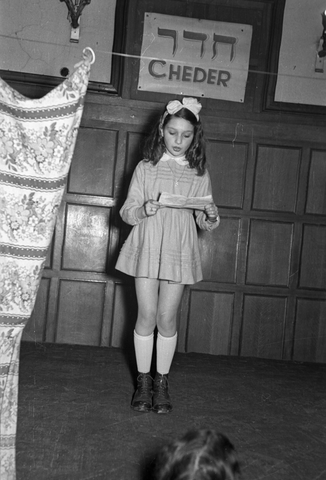 Hungary, Budapest VII., Kazinczy utcai orthodox központ, díszterem., 1952, Hámori Gyula, Budapest, stage, girl, ribbon, Hebrew script, Fortepan #123356