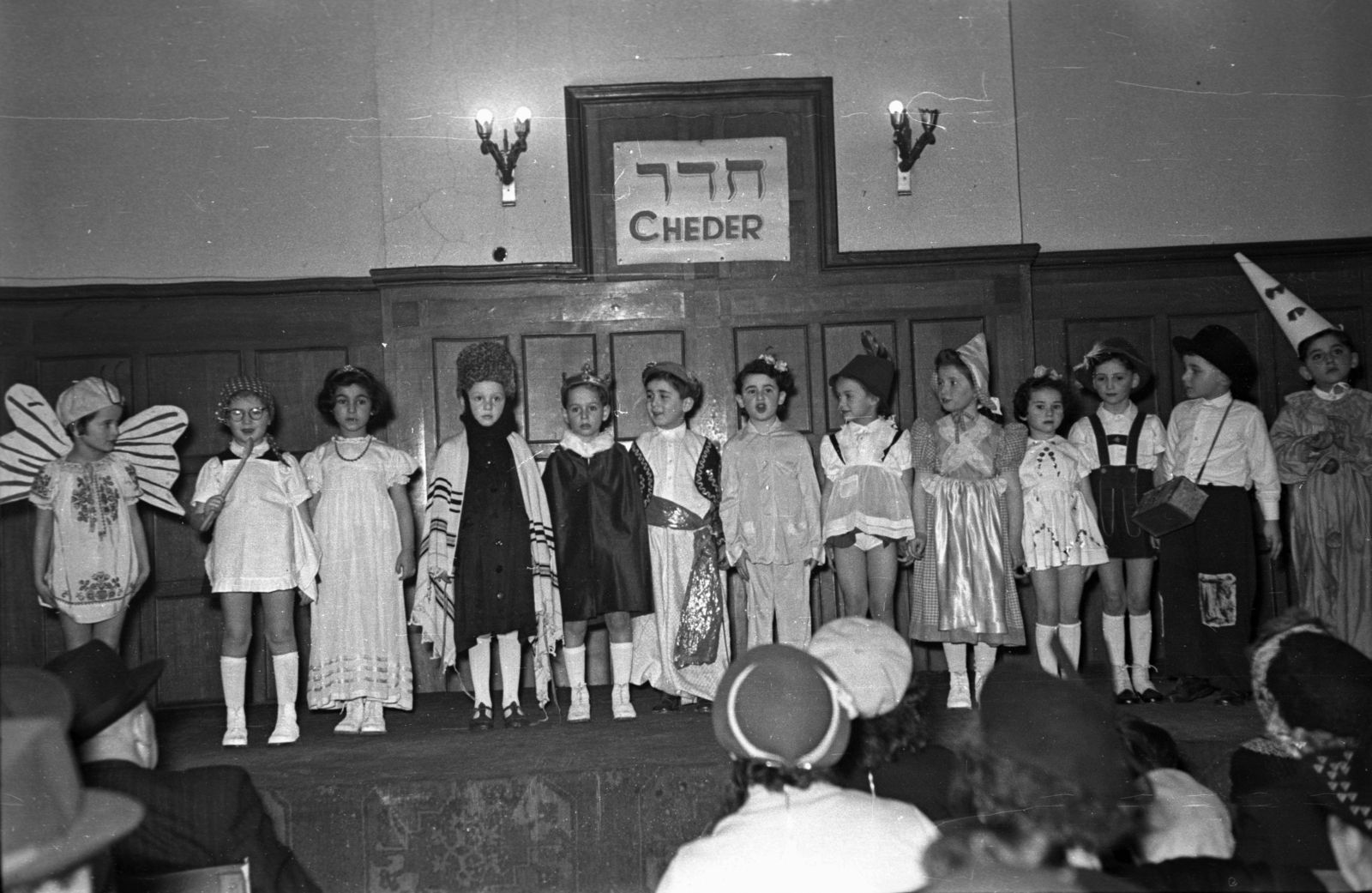 Hungary, Budapest VII., Kazinczy utcai orthodox központ, díszterem., 1952, Hámori Gyula, kids, Budapest, stage, costume, Hebrew script, Fortepan #123359