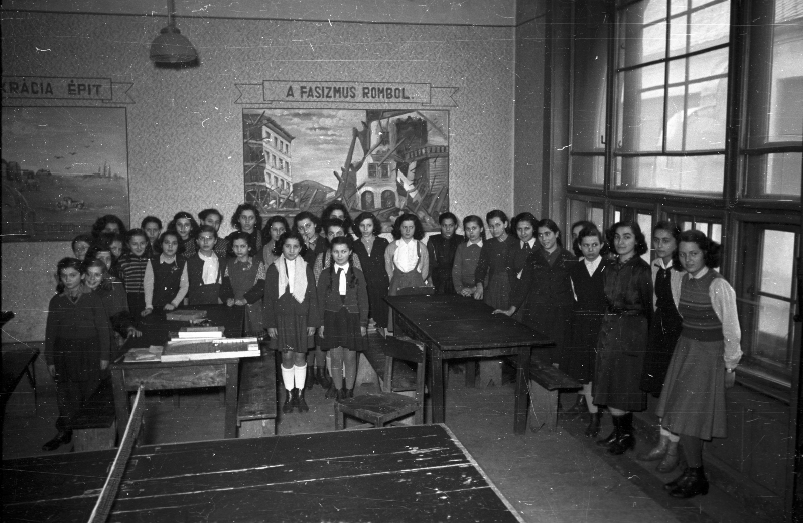 Hungary, Budapest VII., iskola a Kazinczy utcai orthodox központban. Az ablakon keresztül a zsinagóga látszik., 1952, Hámori Gyula, classroom, light, window, kids, bench, table, chair, Budapest, Fortepan #123361